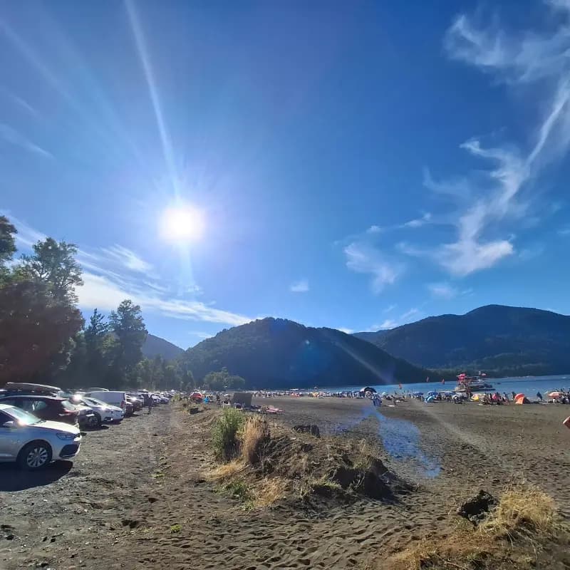 Lago Caburgua rodeado de bosque nativo