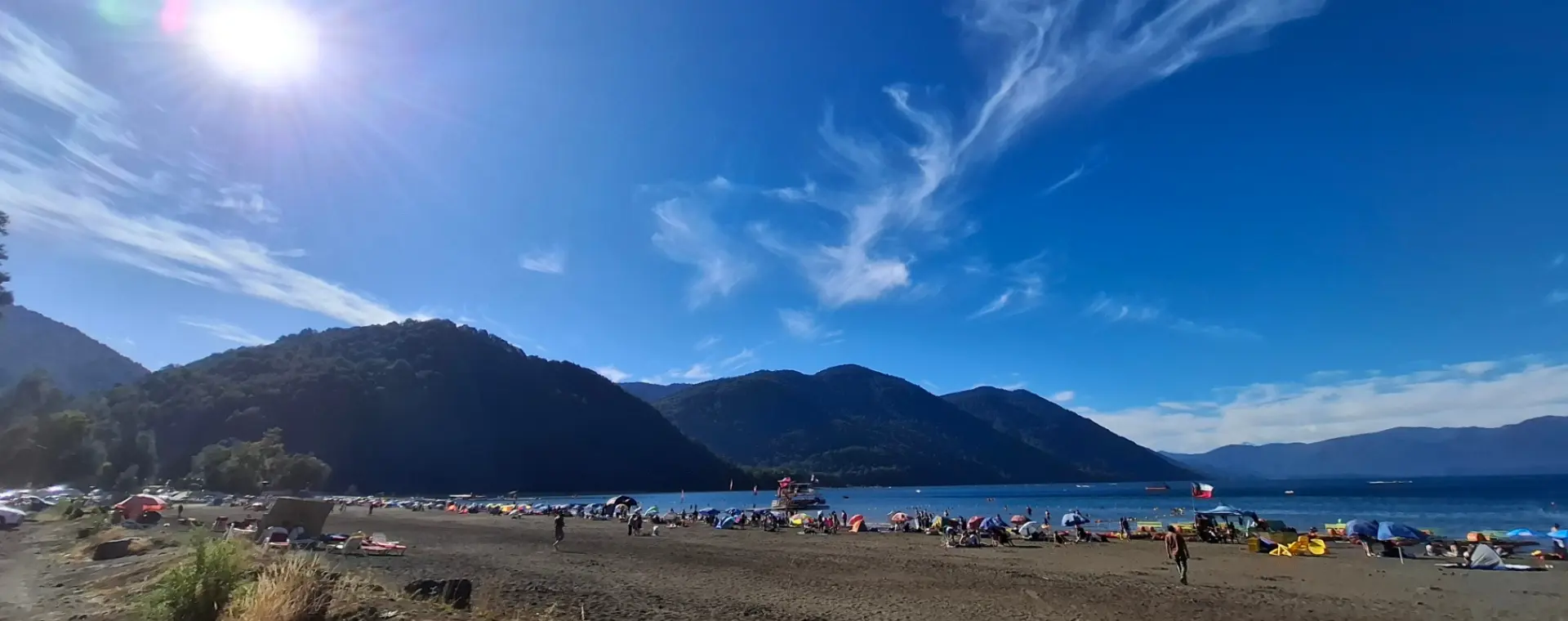 Vista de la playa del lago Caburgua